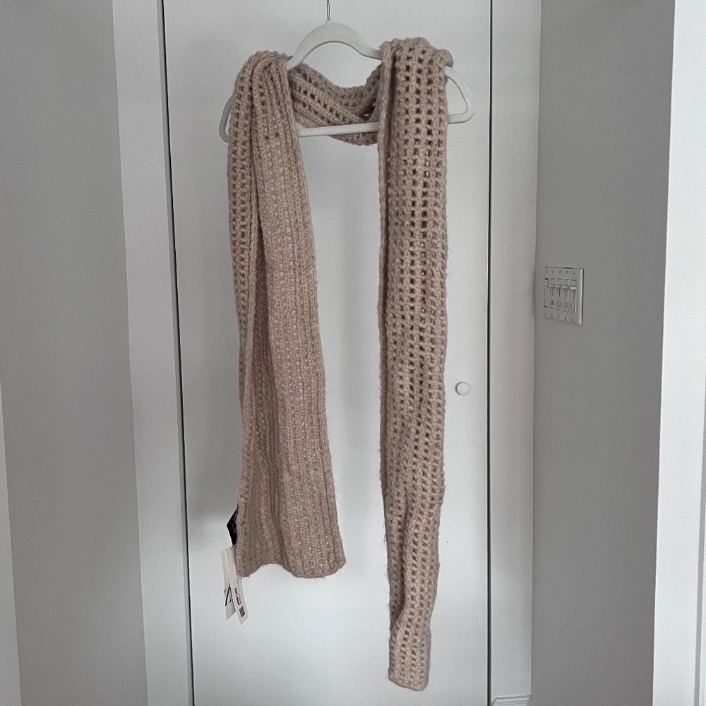NWT ZARA Knit Scarf